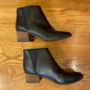 Dr. Scholl’s Be Energized Foam Technology Lasso booties size 7M US